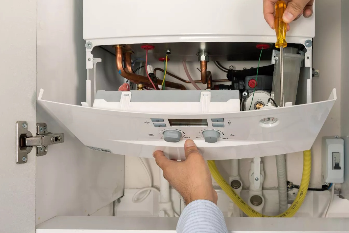 Técnico de InstelAbello reparando caldera de gas en domicilio de Cambrils
